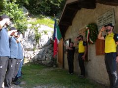 Deposizione di una corona d'alloro al Bivacco F. Arcioni