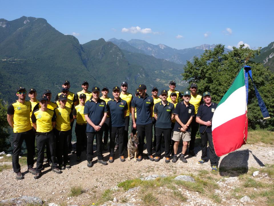 Deposizione di una corona d'alloro al Bivacco F. Arcioni