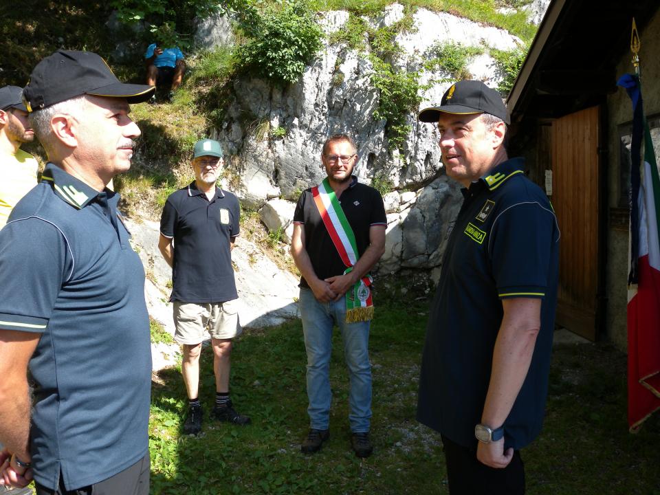 Deposizione di una corona d'alloro al Bivacco F. Arcioni